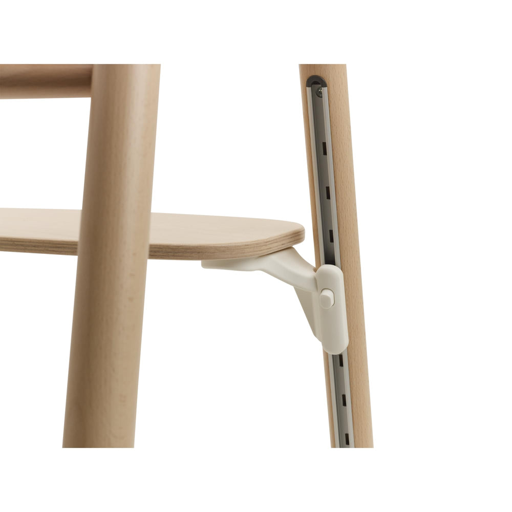 Bugaboo Giraffe triangular design provides table-time stability
