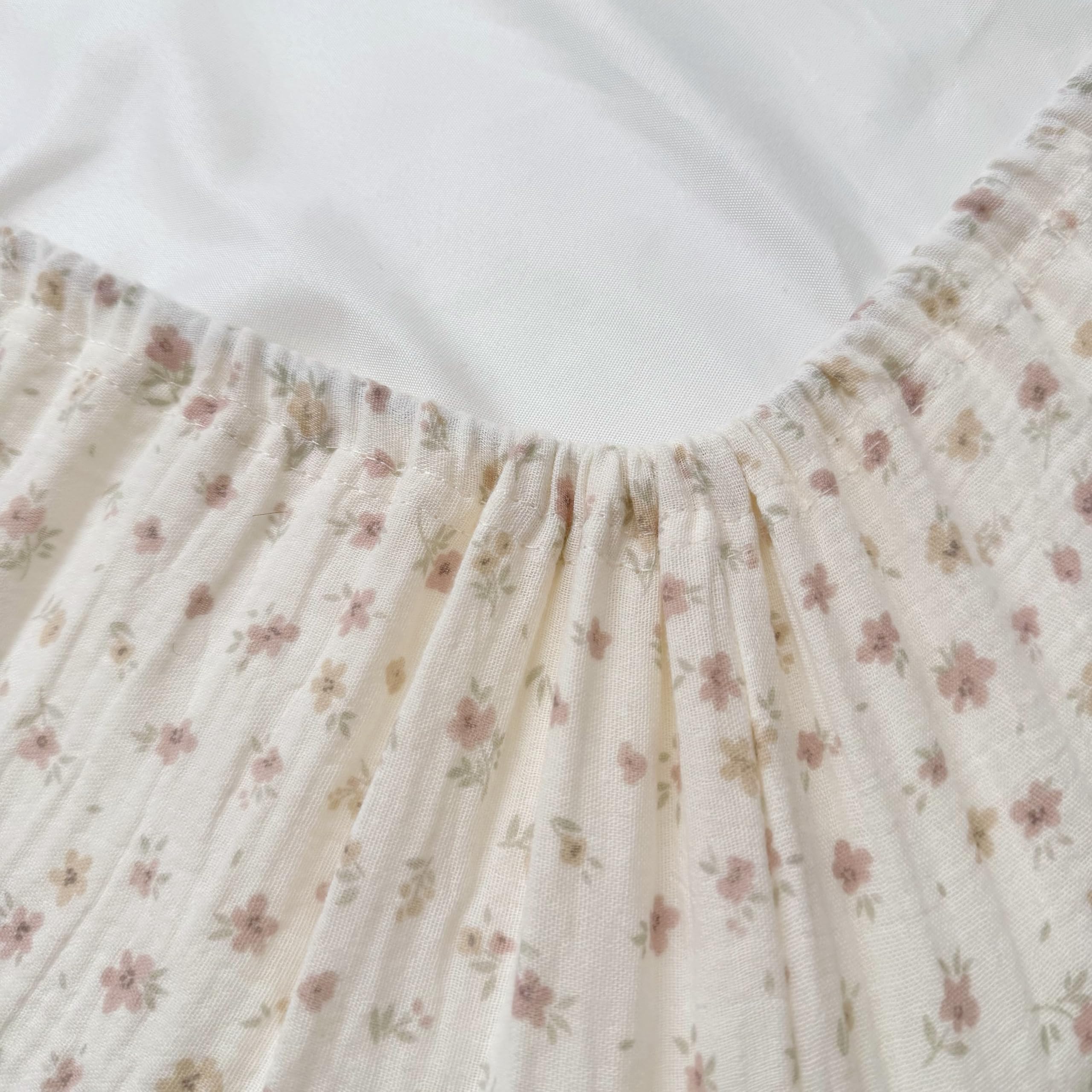 BuLuTu crib sheet with 360-degree elastic stays in place during playtime.