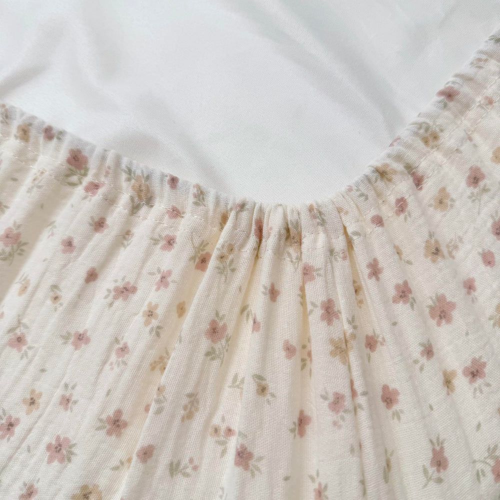 BuLuTu crib sheet with 360-degree elastic stays in place during playtime.