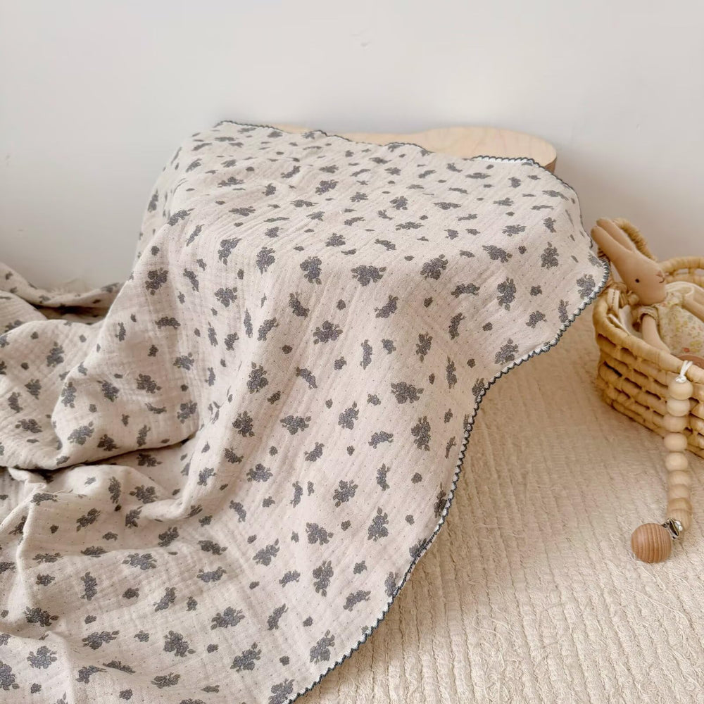 BuLuTu double-layer muslin cotton blanket texture detail illustrates breathable fabric.