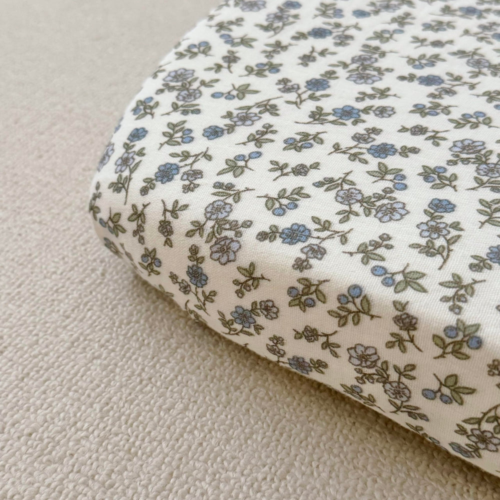 BuLuTu encased elastic band keeps sheets in place during playtime and movement.