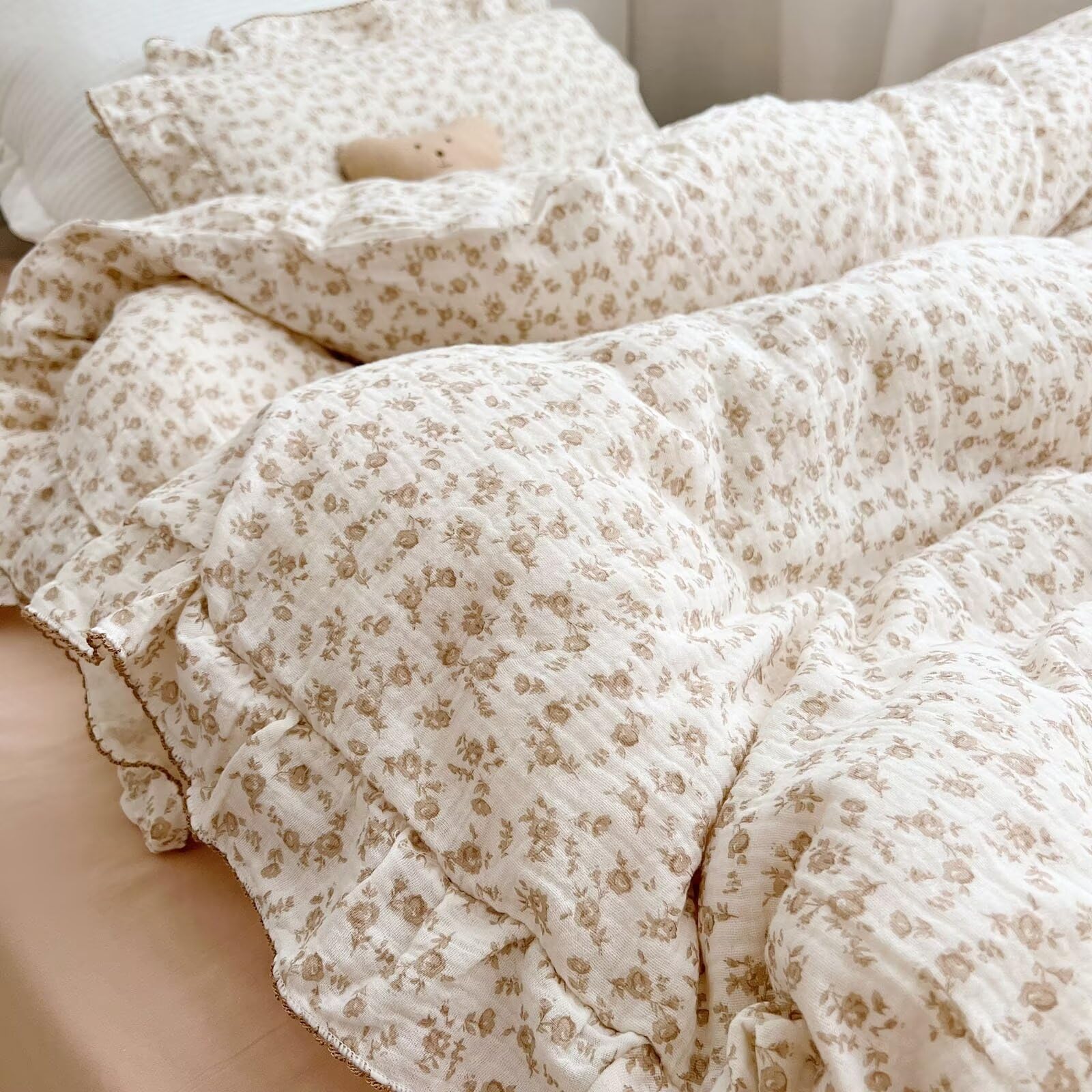 BuLuTu floral duvet cover close-up of ruffles enhances vintage chic nursery decor.