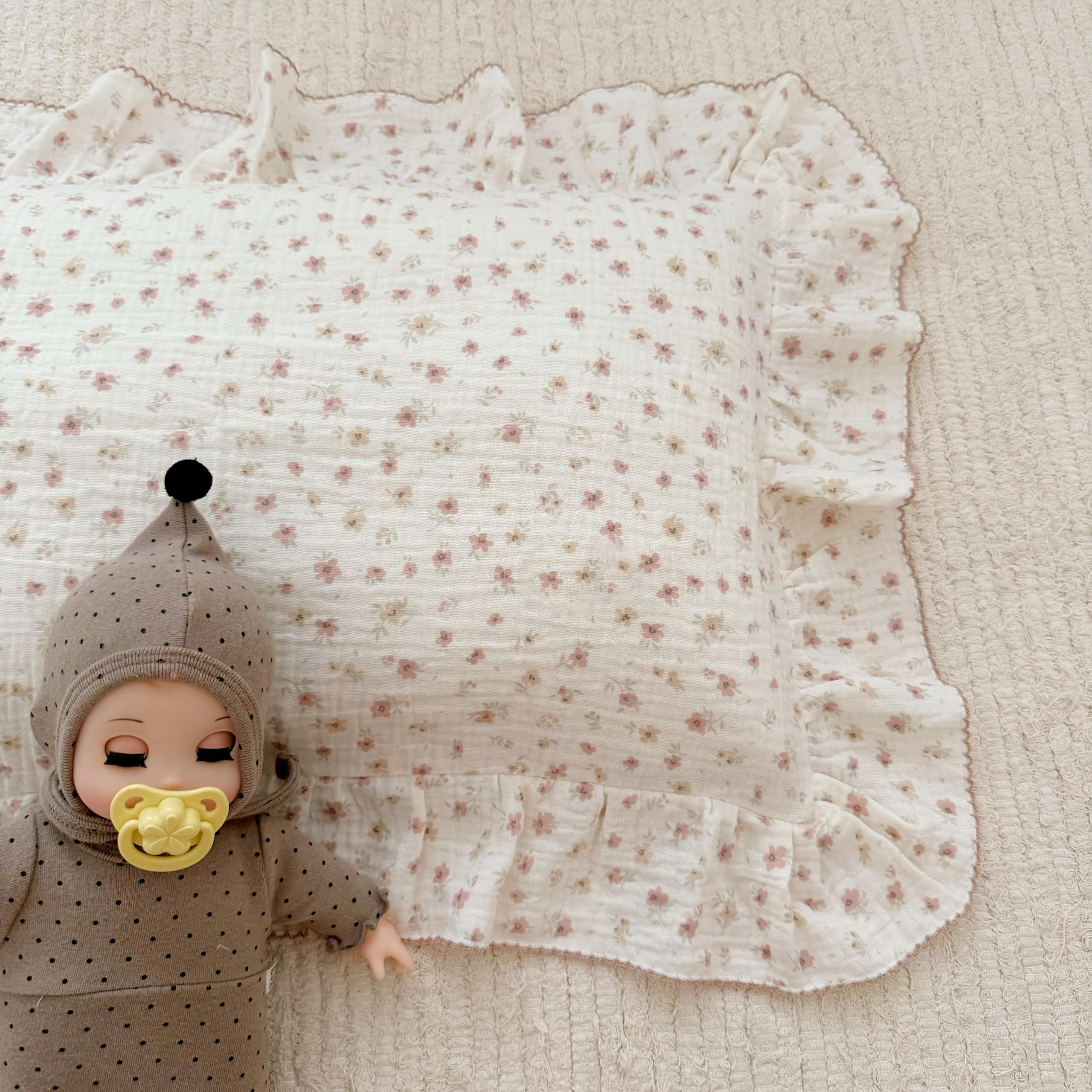 BuLuTu gift-ready pillowcase adds soft color to kids' nursery or bedroom.