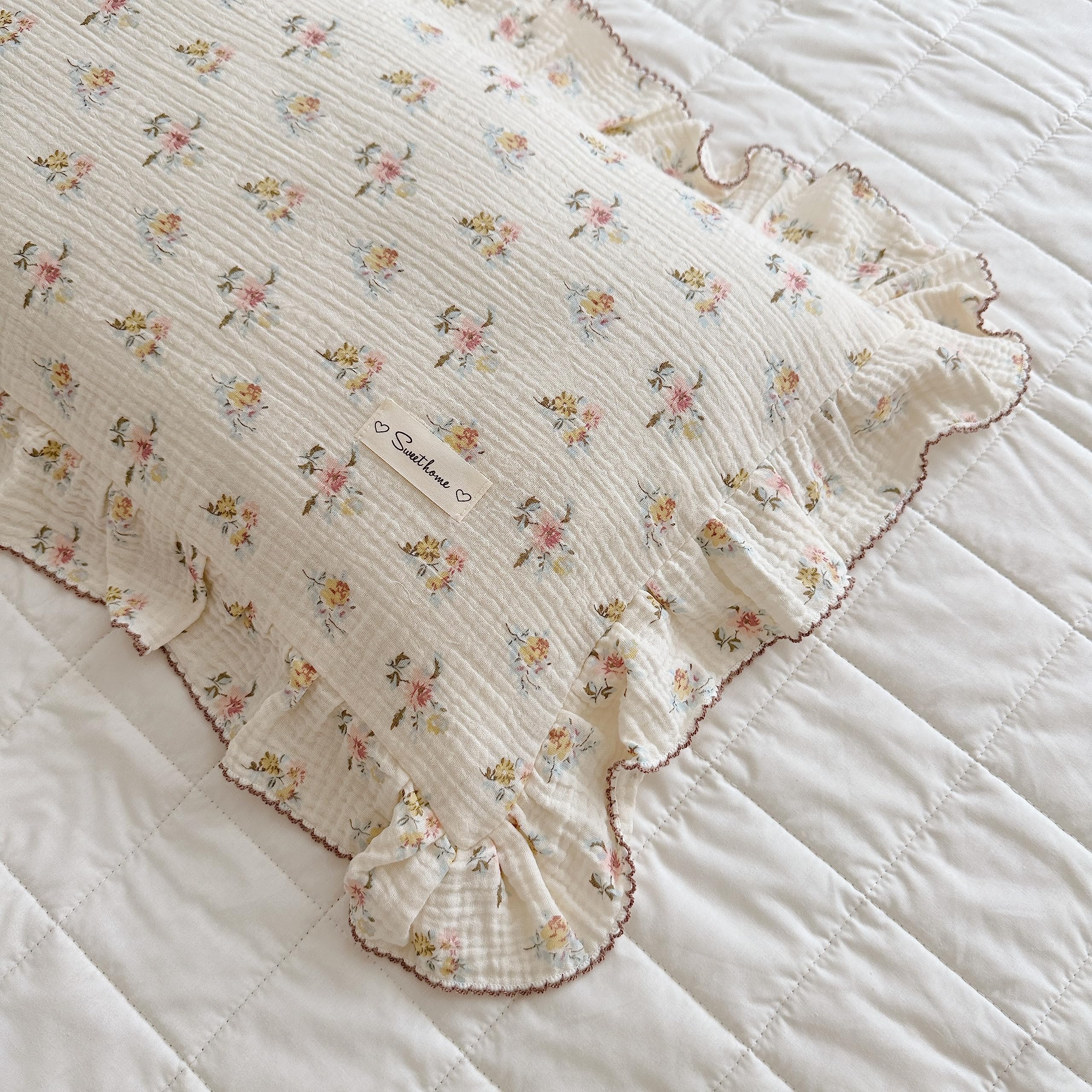 BuLuTu azalea-pattern pillowcase enhances kids’ room decor and ambiance.