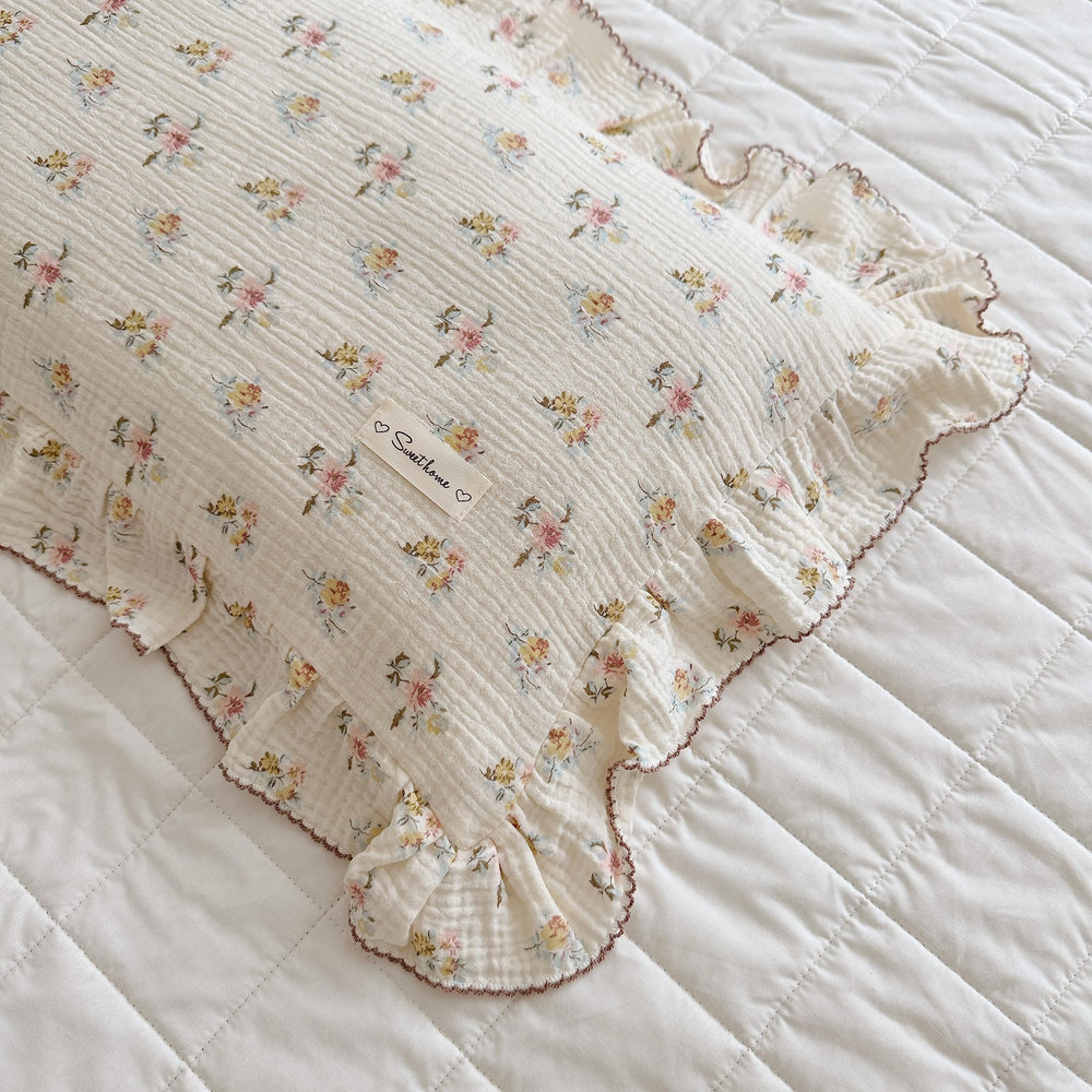 BuLuTu azalea-pattern pillowcase enhances kids’ room decor and ambiance.