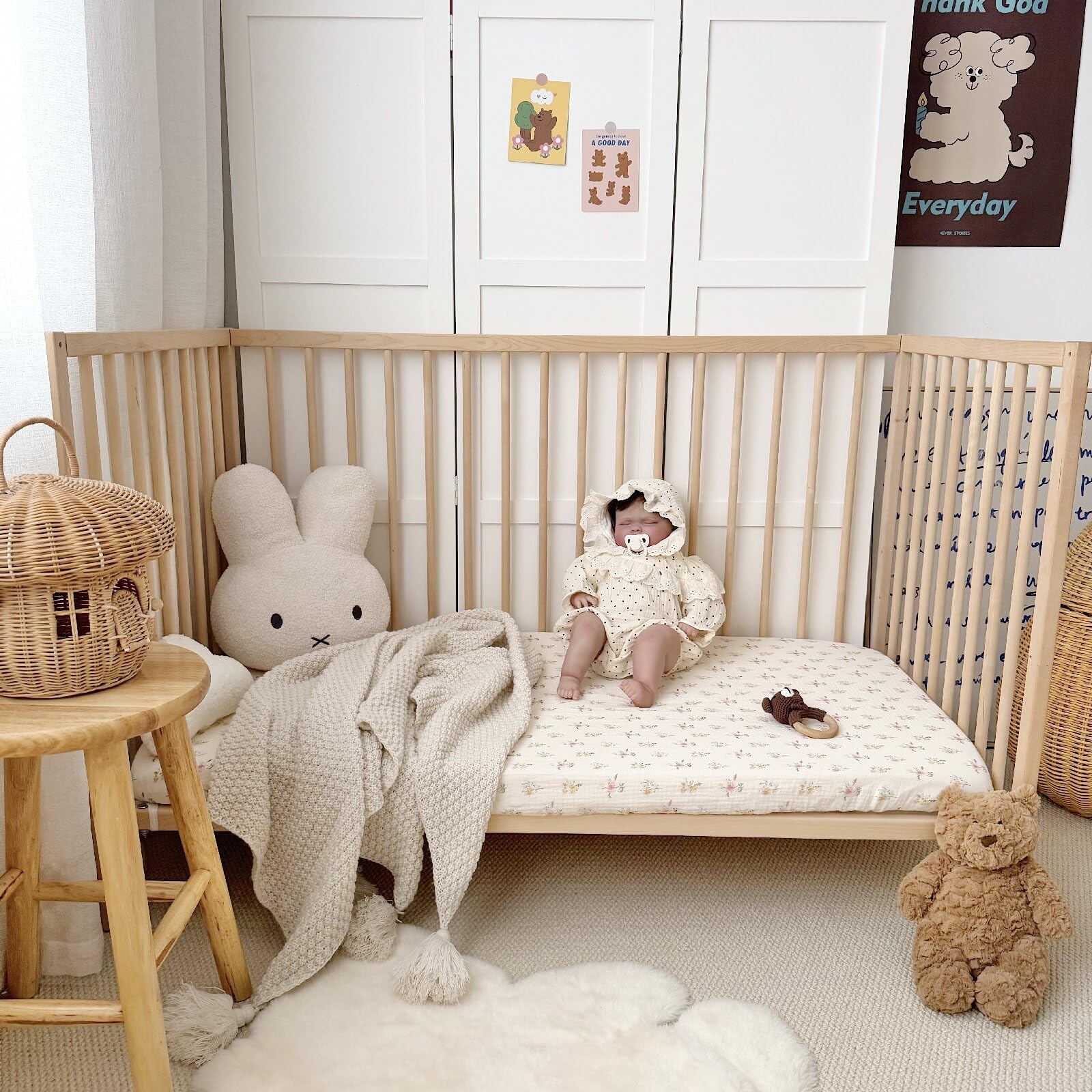BuLuTu 8-pocket fitted sheet stays secure during playtime.
