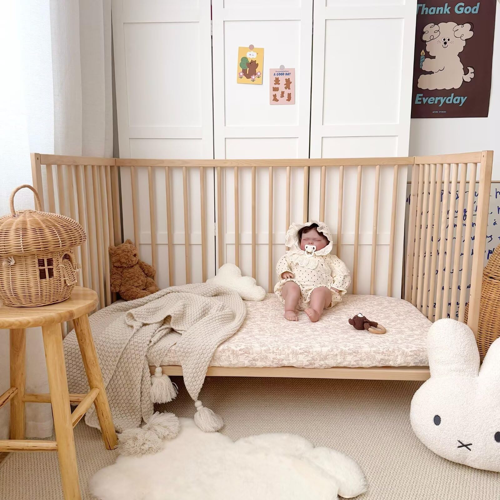 BuLuTu muslin crib sheet fabric close-up demonstrates moisture-absorbing feel for dry skin.
