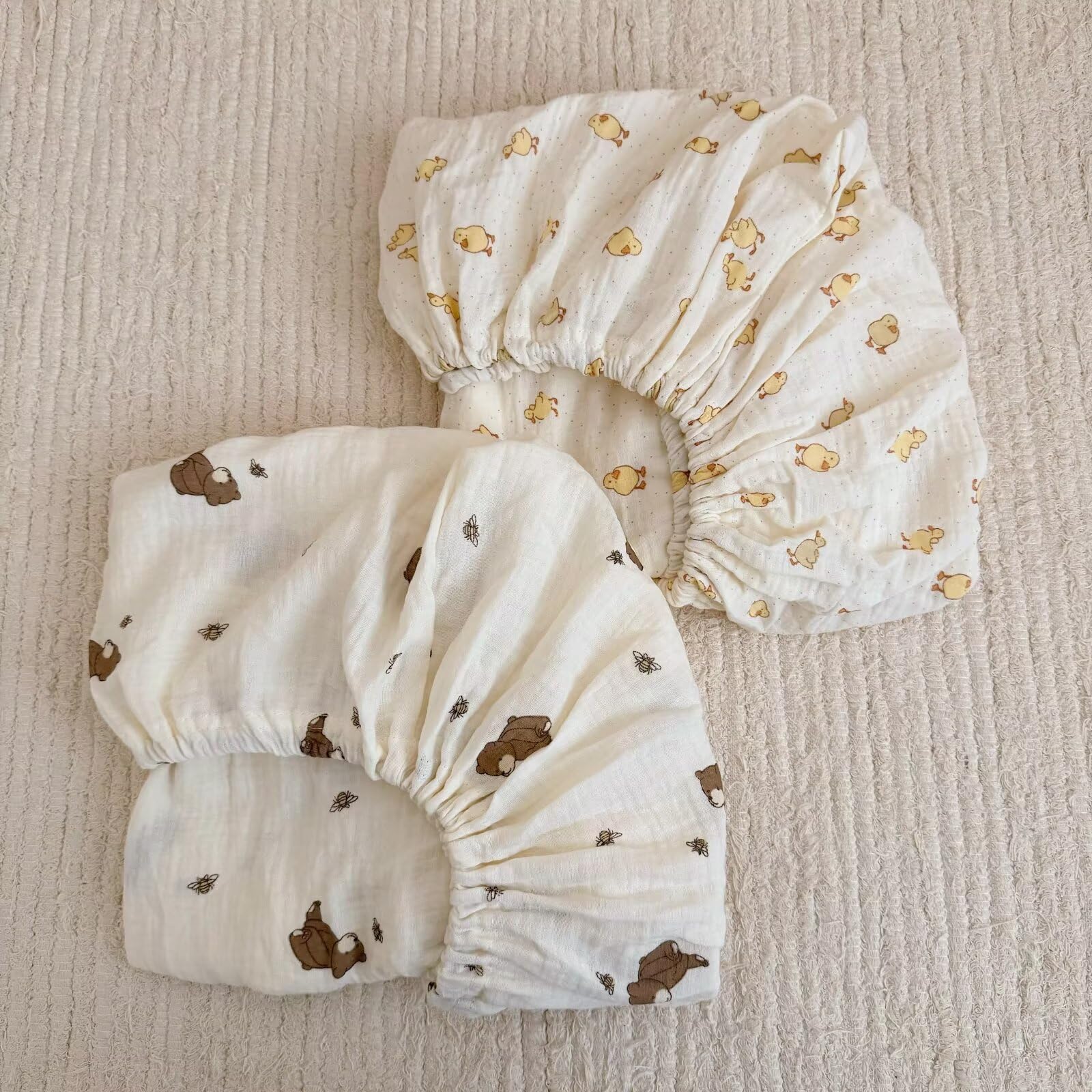 BuLuTu bear-print muslin crib sheet, soft and breathable for cozy sleep.