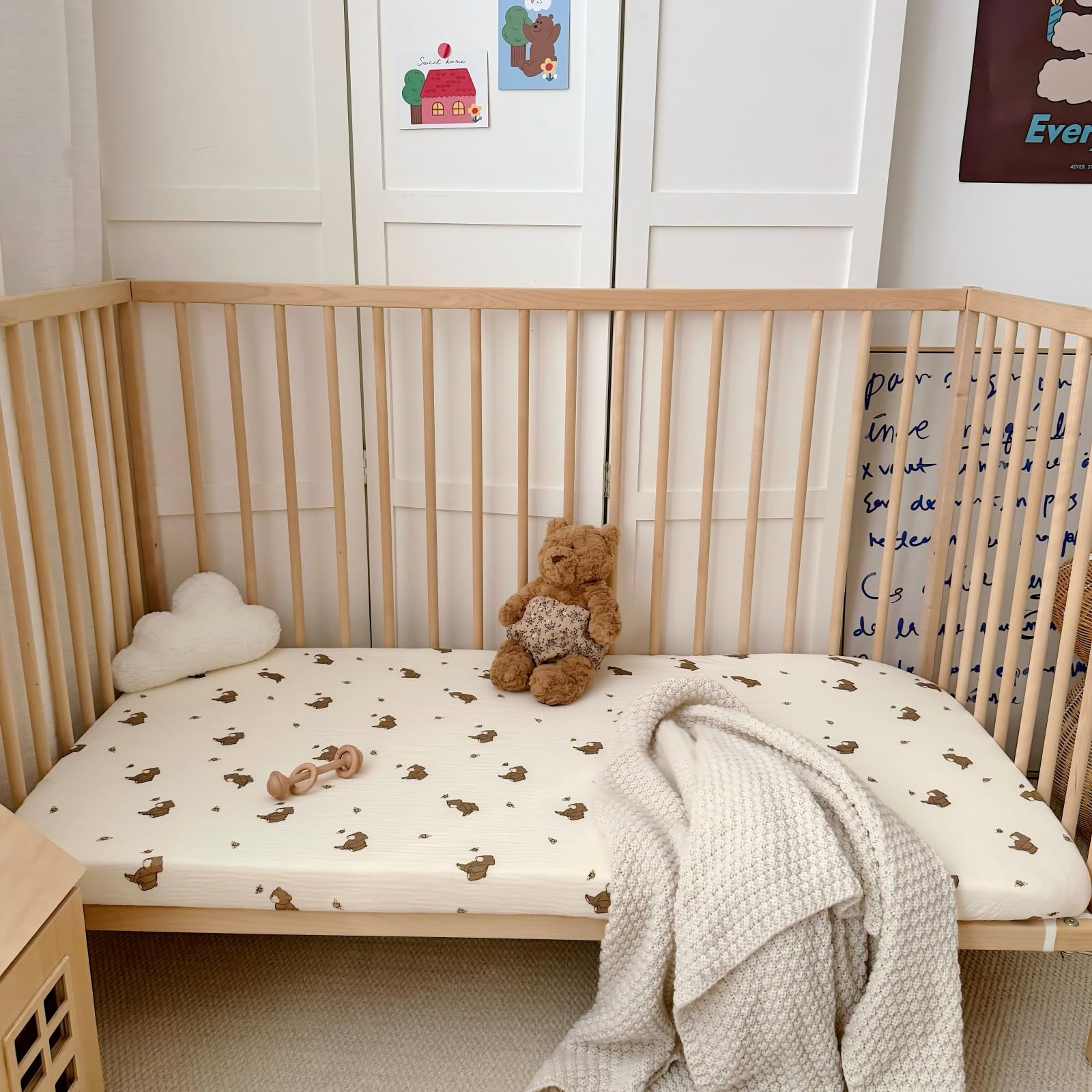 BuLuTu duck-print muslin crib sheet offers gentle touch and playful nursery style.
