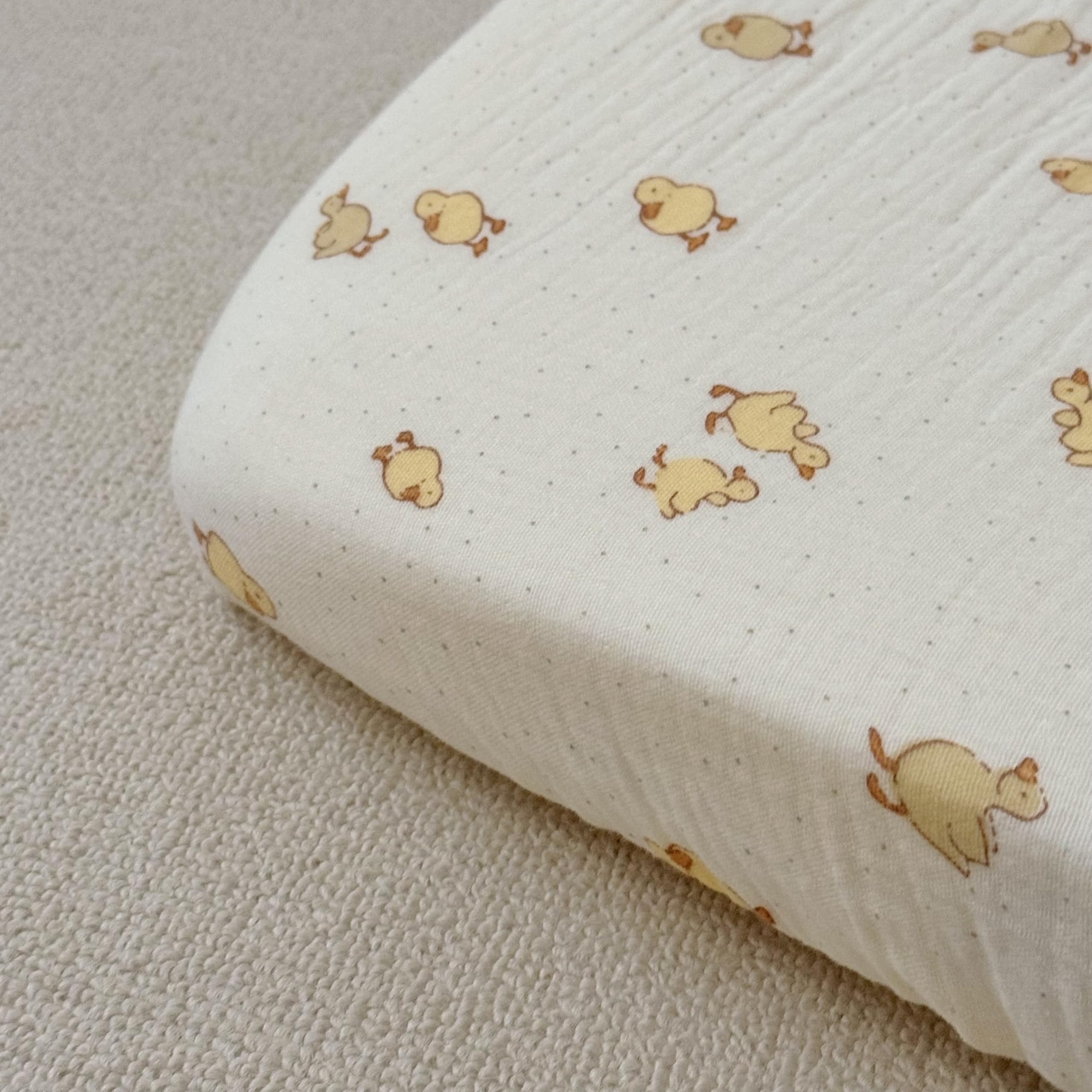 BuLuTu nursery-decor friendly sheets complement gender-neutral bear and duck theme.