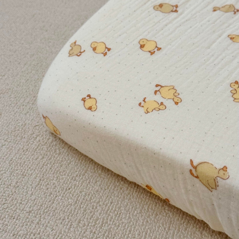 BuLuTu nursery-decor friendly sheets complement gender-neutral bear and duck theme.