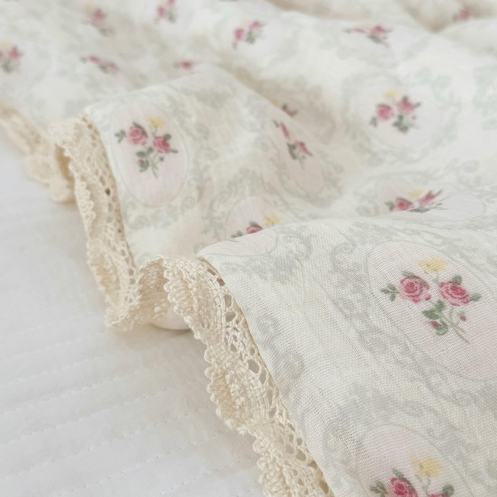 BuLuTu soft-lightweight crib quilt ideal for travel and car-seat comfort