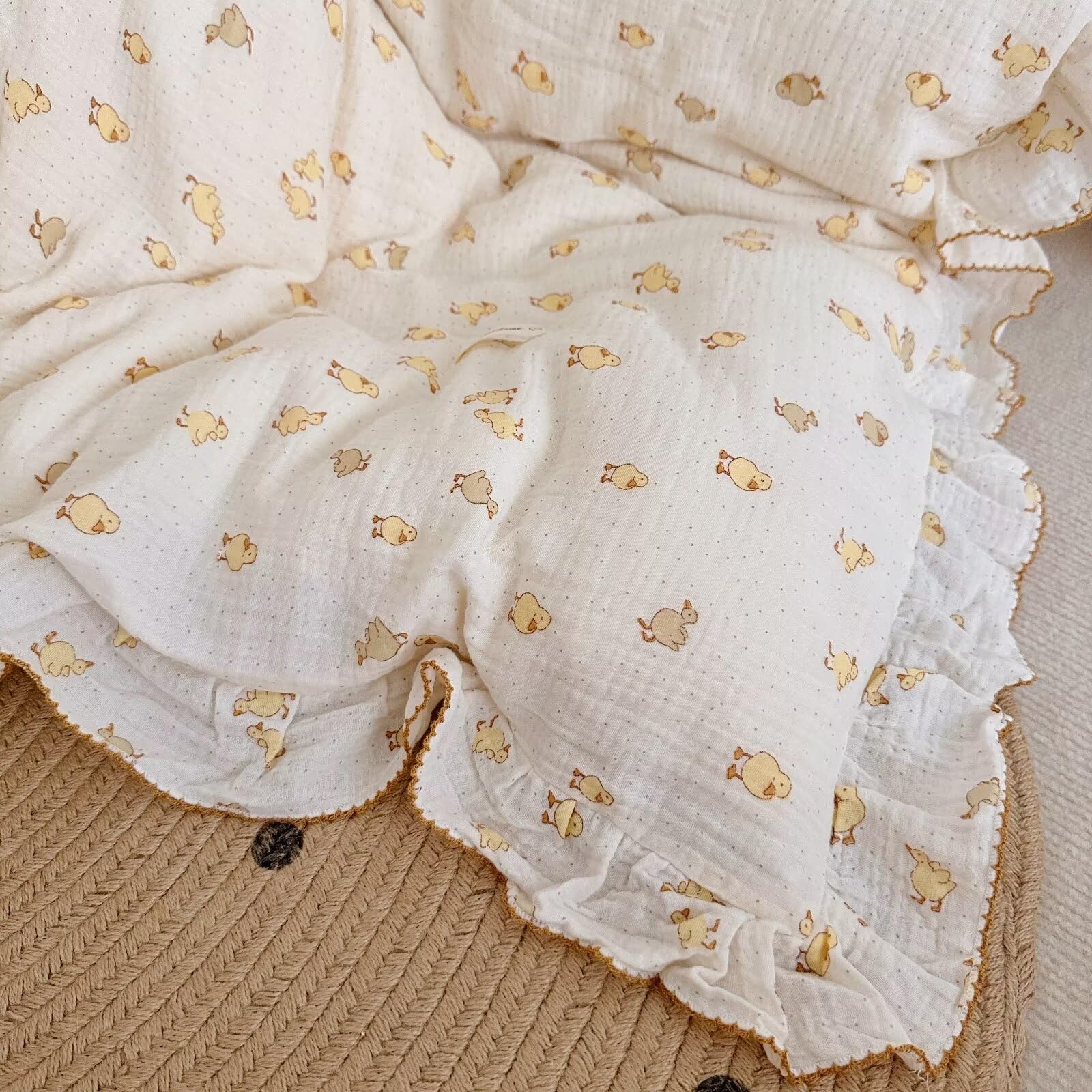 BuLuTu soft texture muslin closeup highlights skin-friendly comfort during nap time.
