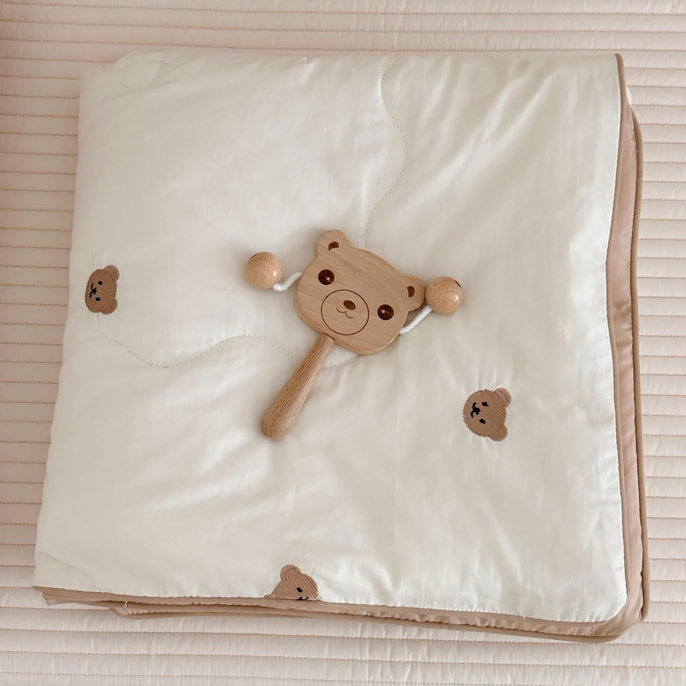 BuLuTu bears quilt on toddler bed demonstrates lightweight ease for bedtime routines.