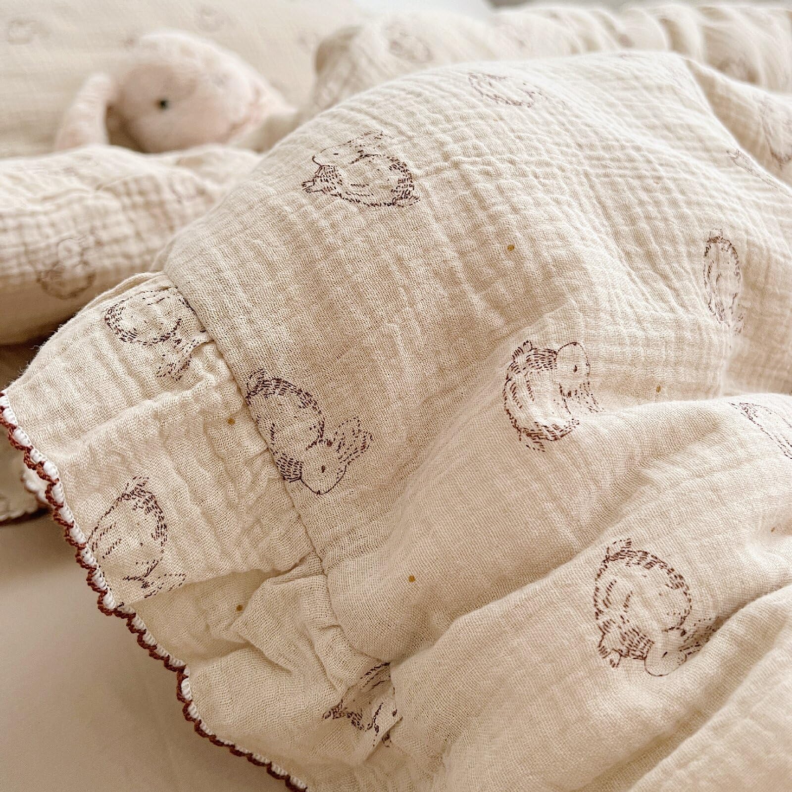 BuLuTu travel-friendly pillowcase flat lay shows lightweight portability for trips.