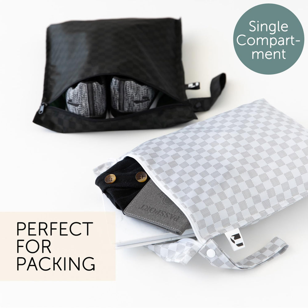 Bumkins Roamio wet bag waterproof fabric keeps messes contained during beach days.