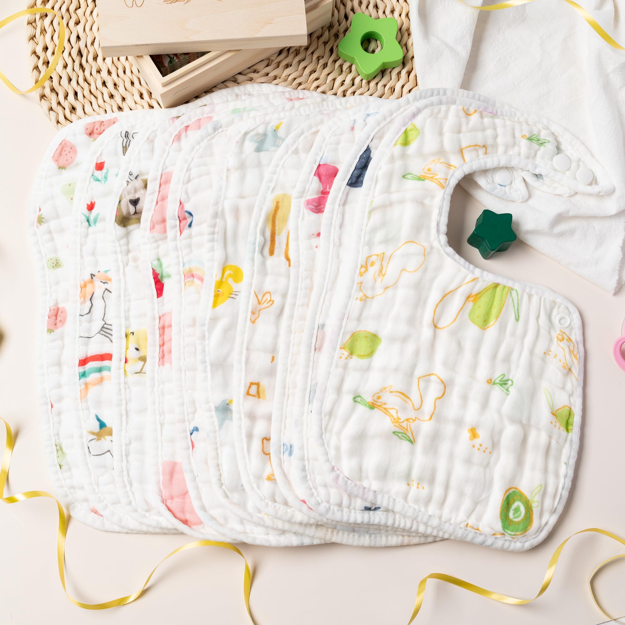 BUoonyer adjustable-snaps baby bib offers a snug grow-with-baby fit.