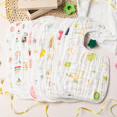 BUoonyer adjustable-snaps baby bib offers a snug grow-with-baby fit.