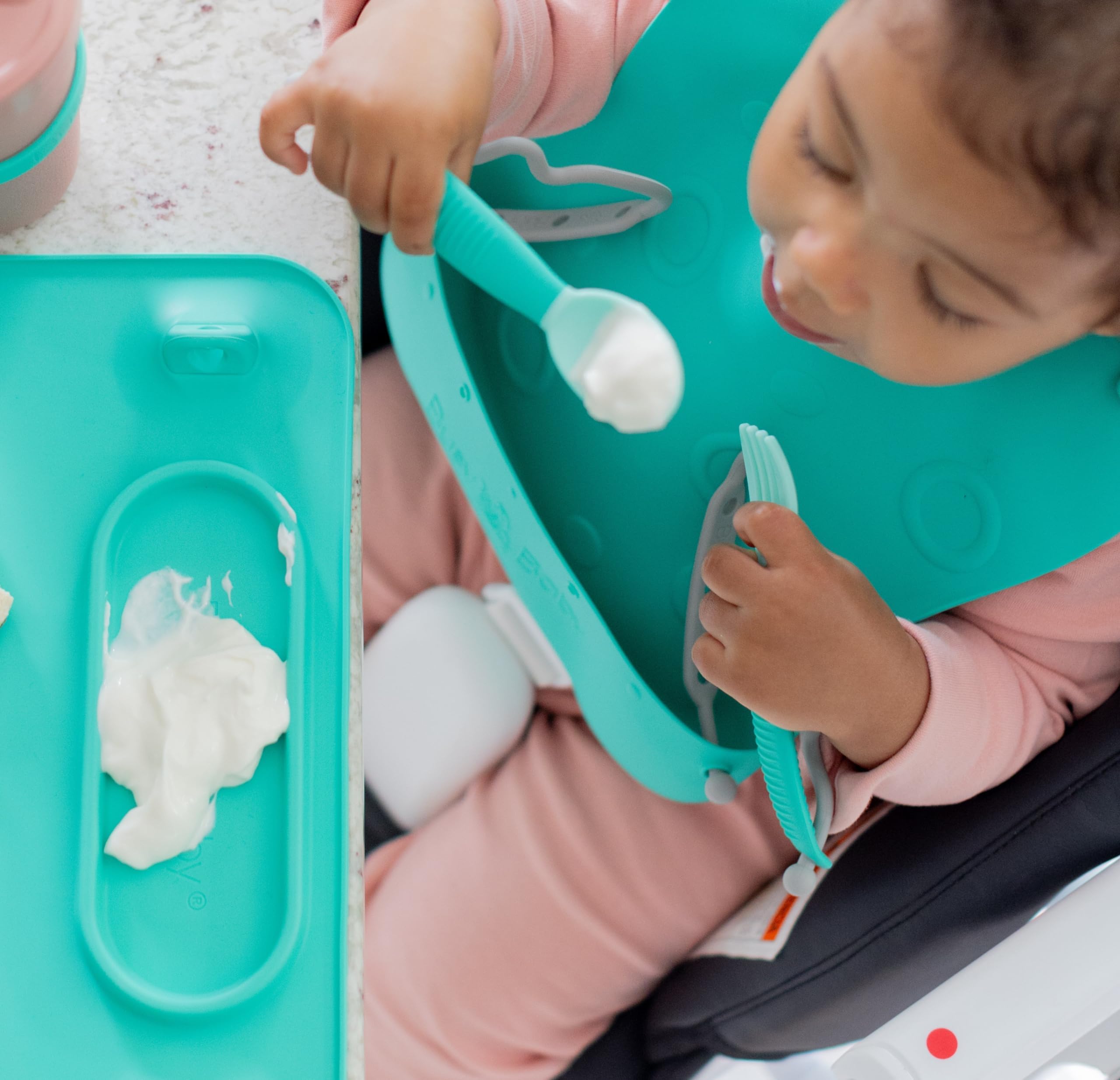 BUSY BABY Bungee Bib soft silicone material gentle on skin and easy to clean.