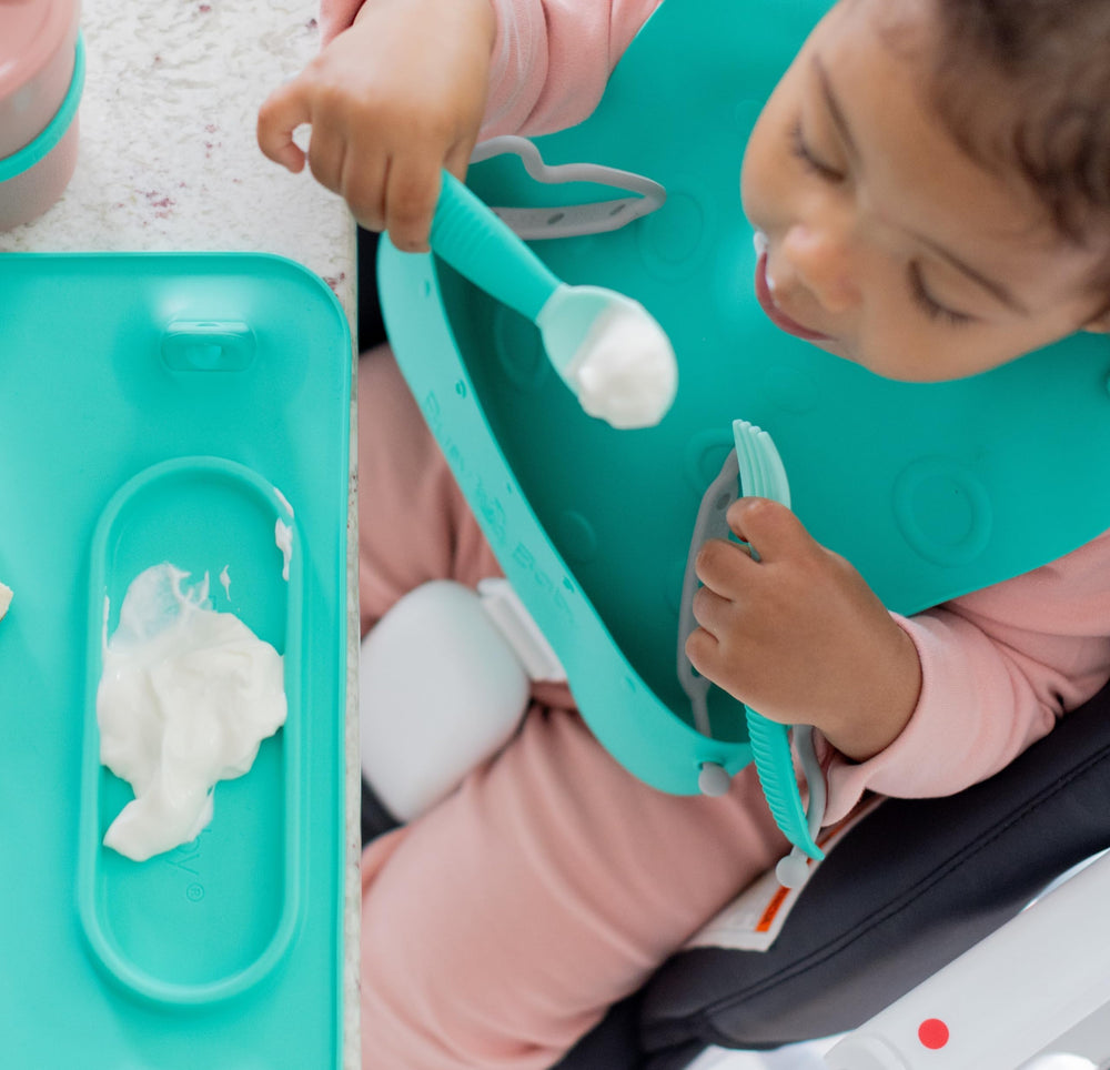 BUSY BABY Bungee Bib soft silicone material gentle on skin and easy to clean.