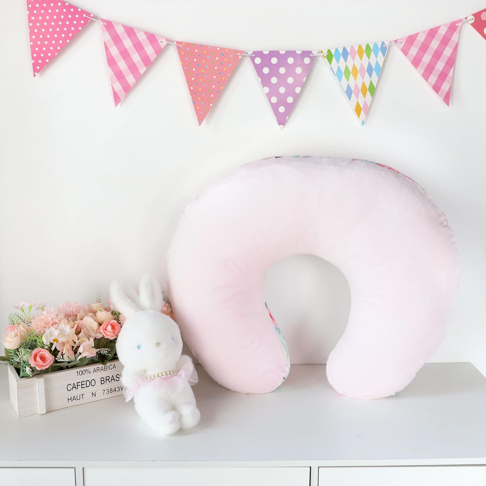 CARUILI lifestyle pink-and-rainbow cover adds cozy visual appeal to feeding moments.