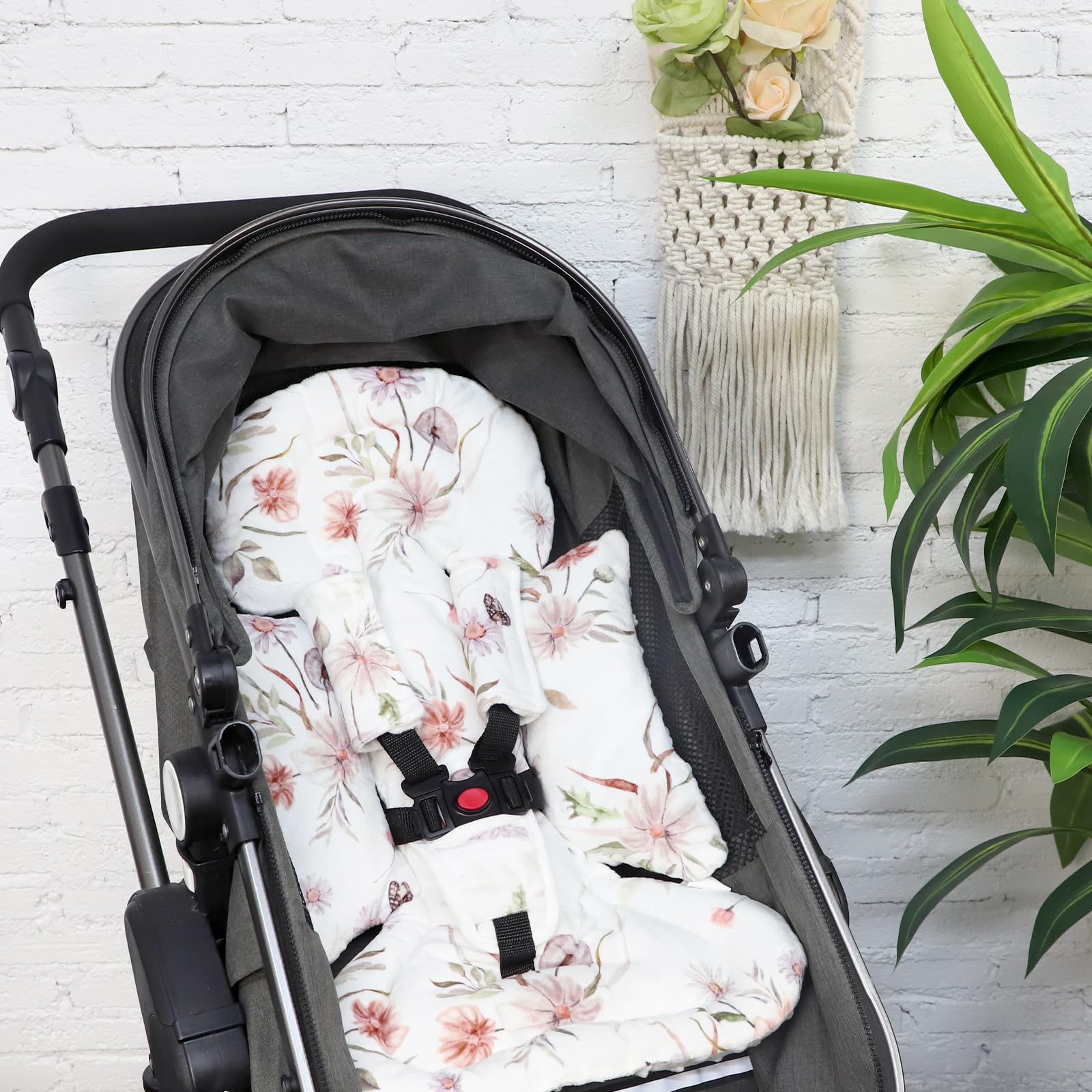 CARUILI double‑sided Minky material provides a plush feel against delicate skin