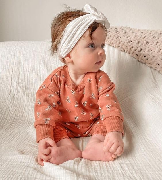 CÉLLOT baby shower and party headband with bows; a lovely gift idea.