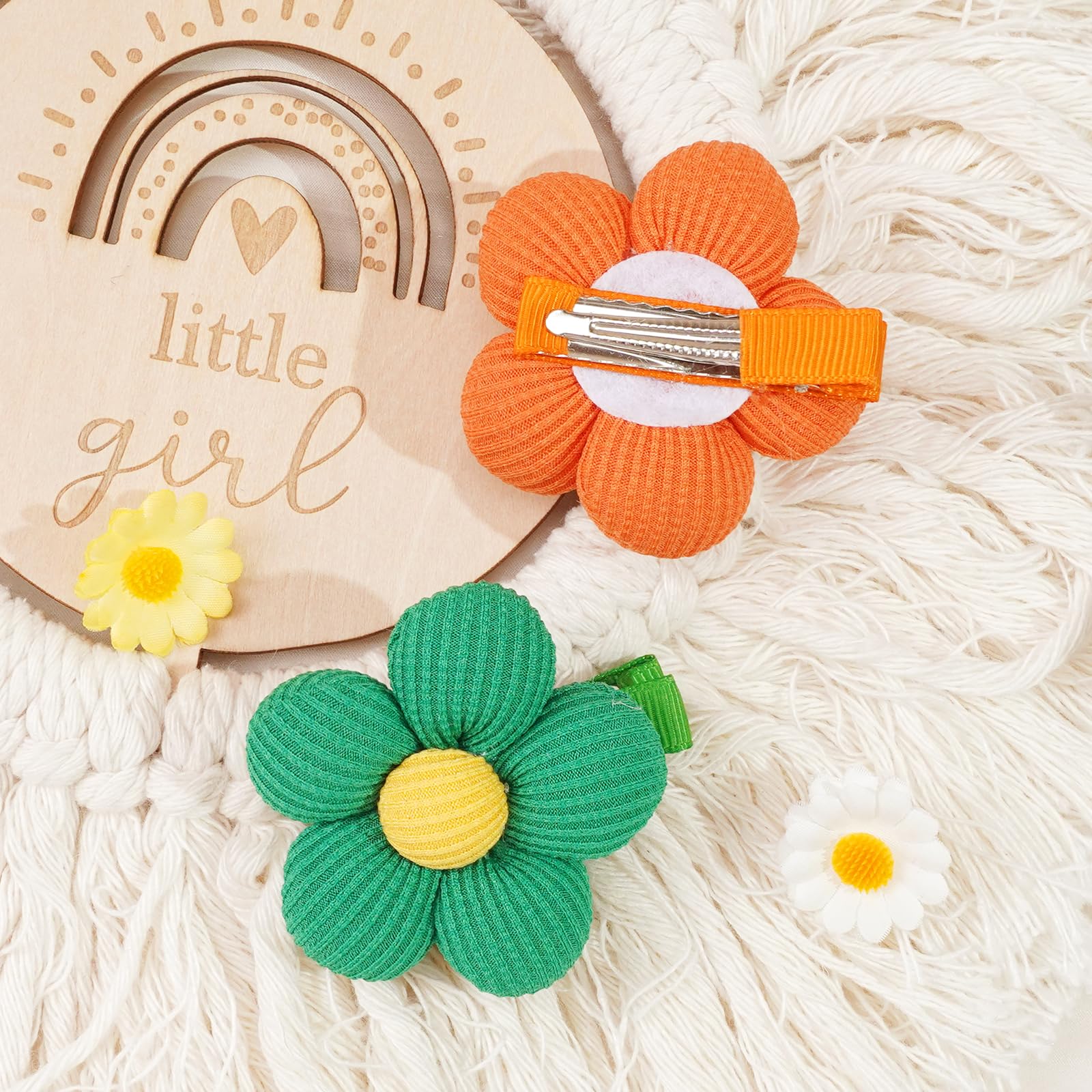 CÉLLOT waffle texture on flower clip for a unique look