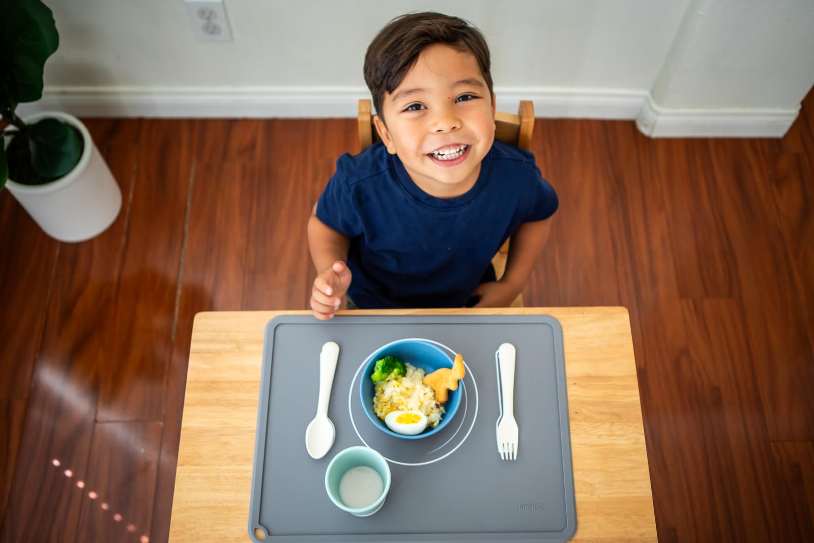 Chamos Montessori inspired placemats help kids learn table setting.