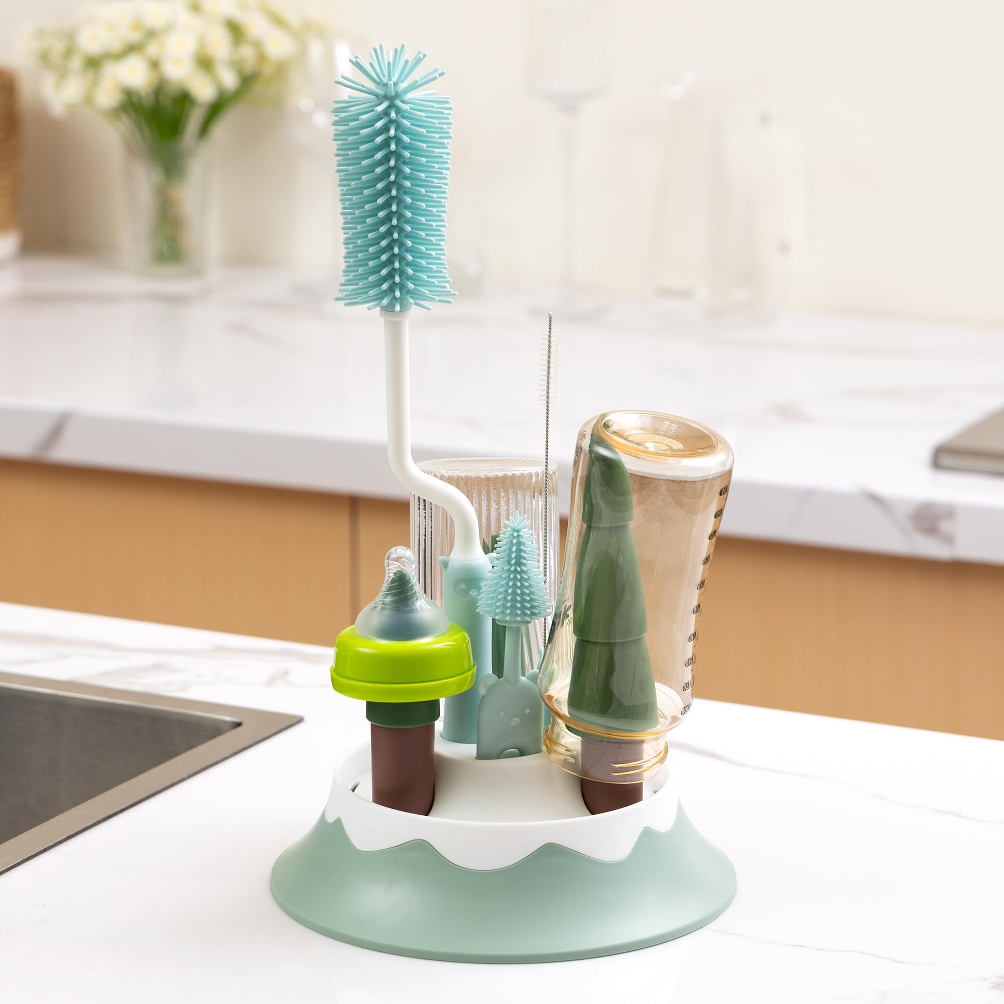 Chemimoso spinning silicone baby bottle brush demonstrates flexible cleaning reach