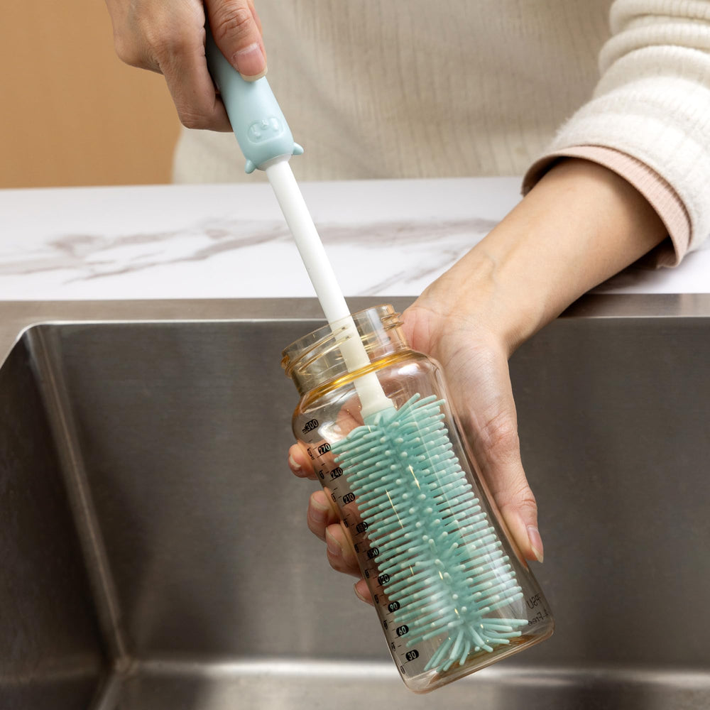 Chemimoso tiny cup lid gap brush cleans tight lid gaps effectively.