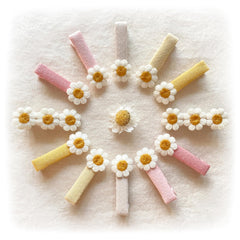 Cherssy daisy hair clip closeup 1 offers gentle hold for fine hair.