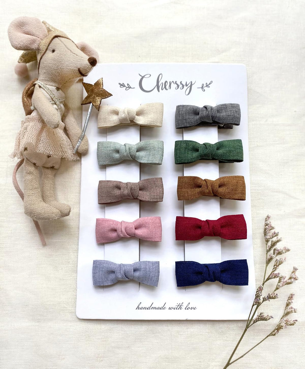 Cherssy pigtail-friendly bow clip keeps hair neatly in place.