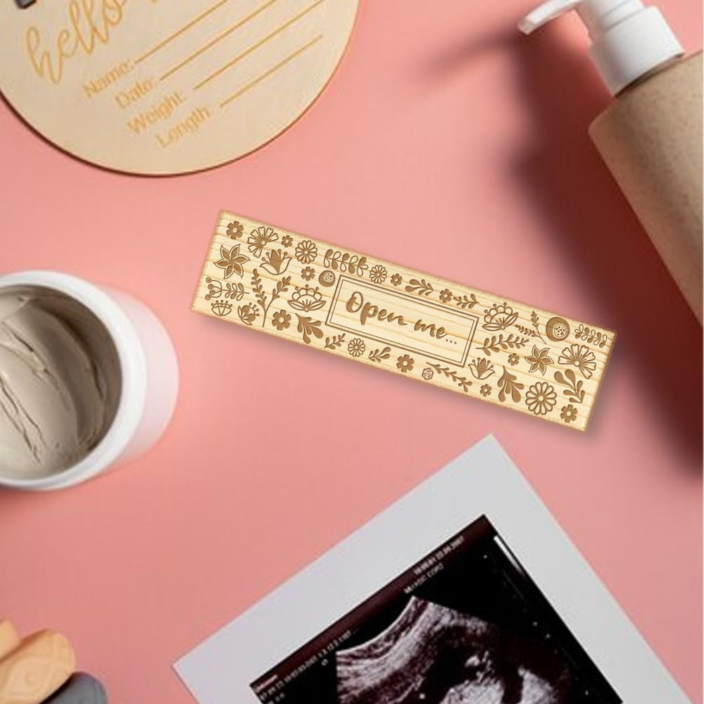 CHGCRAFT pregnancy box with raffia ribbon adds a sophisticated touch.