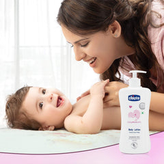 Chicco Baby Moment bottle with pump enables easy, mess-free application