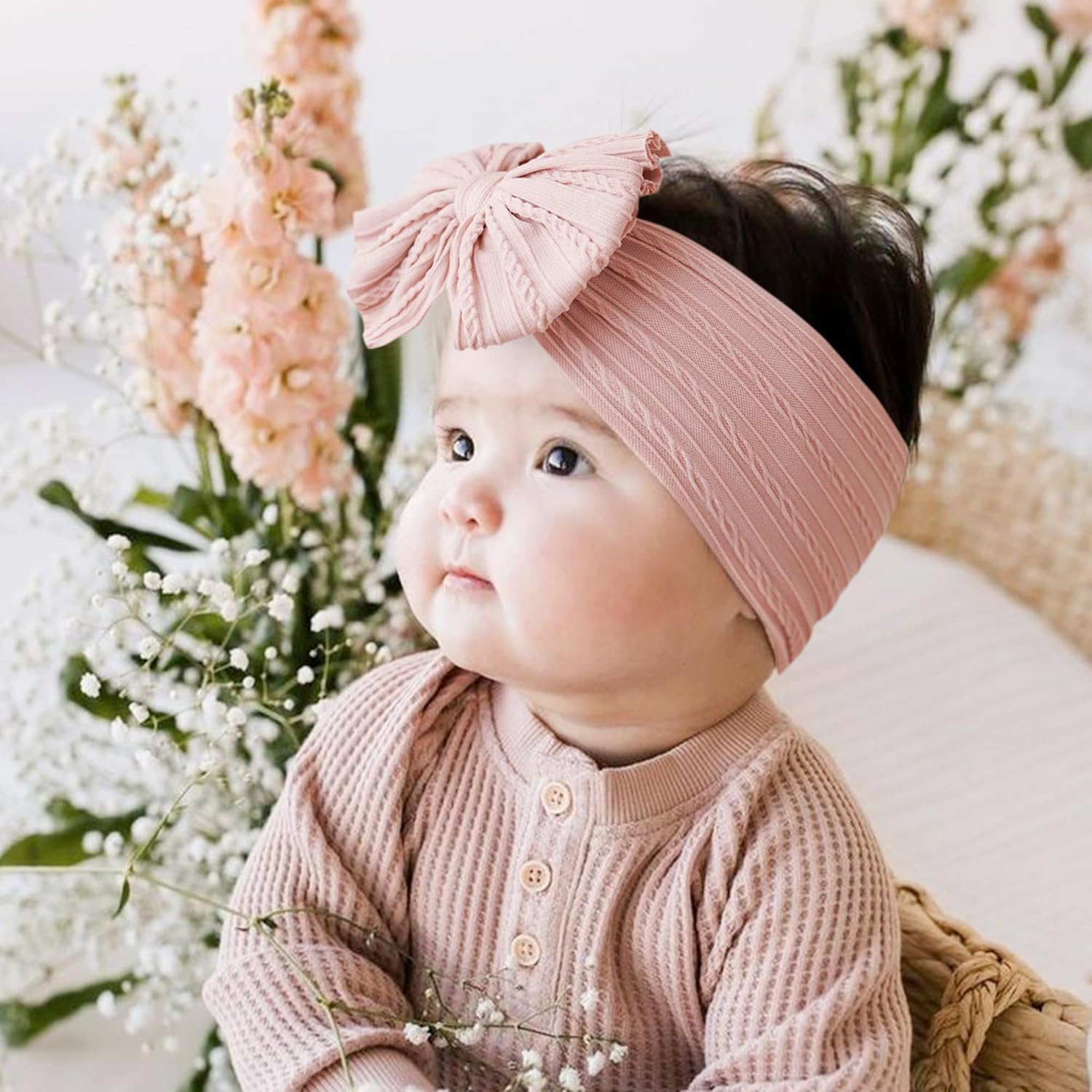 Chiduerm baby bows headband model wear shows comfortable, gentle styling for photos.