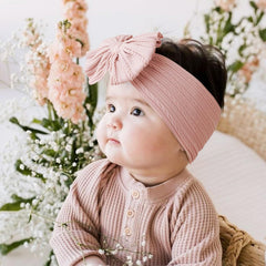Chiduerm baby bows headband model wear shows comfortable, gentle styling for photos.