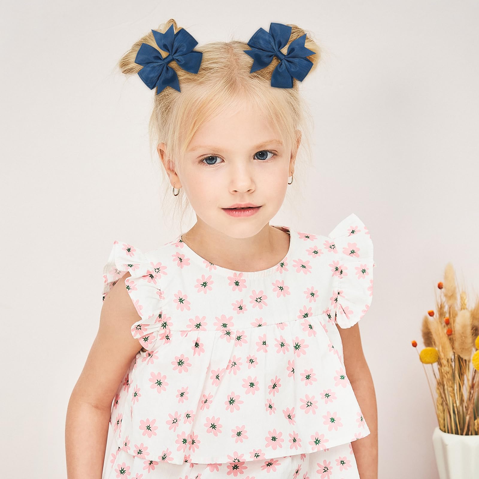 Choicbaby alligator clip detail, toothed clasp keeps hair away from face