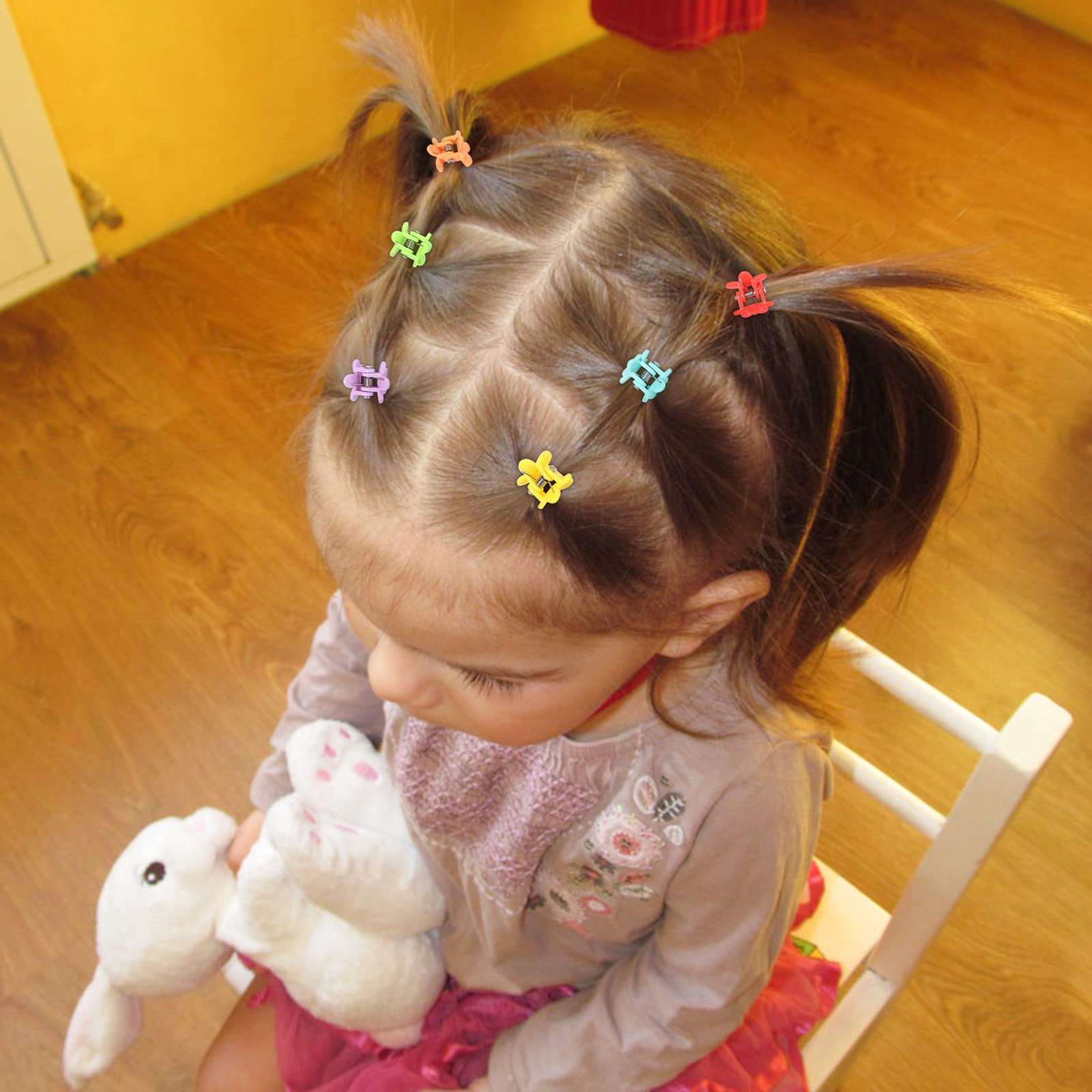 Choicbaby wear-with-any-outfit clip demonstrates comfortable grip for all hair types.