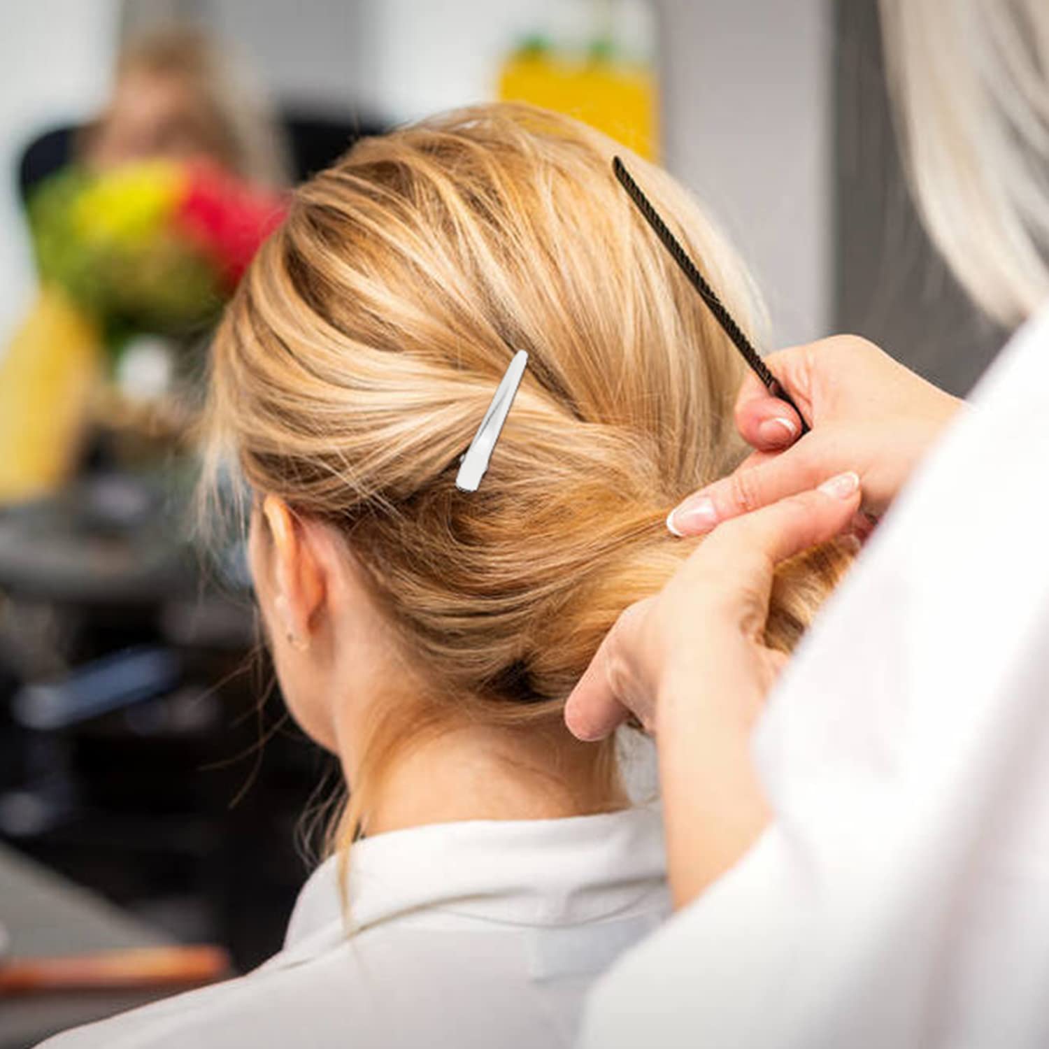 Cinaci duckbill clip holds hair in place during routines without slipping.