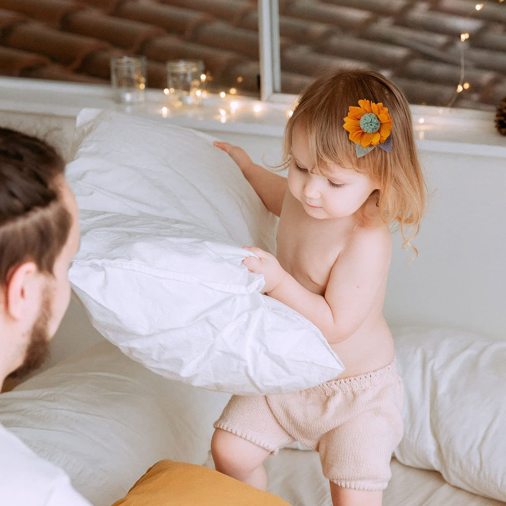 Cinaci flower-hair clips on newborns, ideal for cute photos.