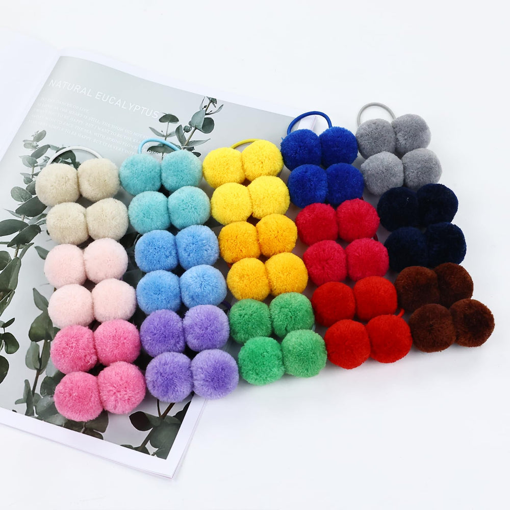 Cinaci in-use shot highlights 3 cm pompoms with daily hairstyles.