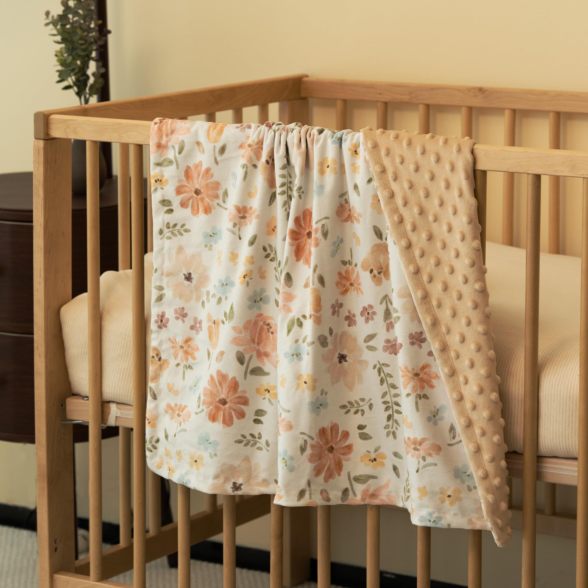 Civarua Kids crib-appropriate blanket fits snugly in a crib.