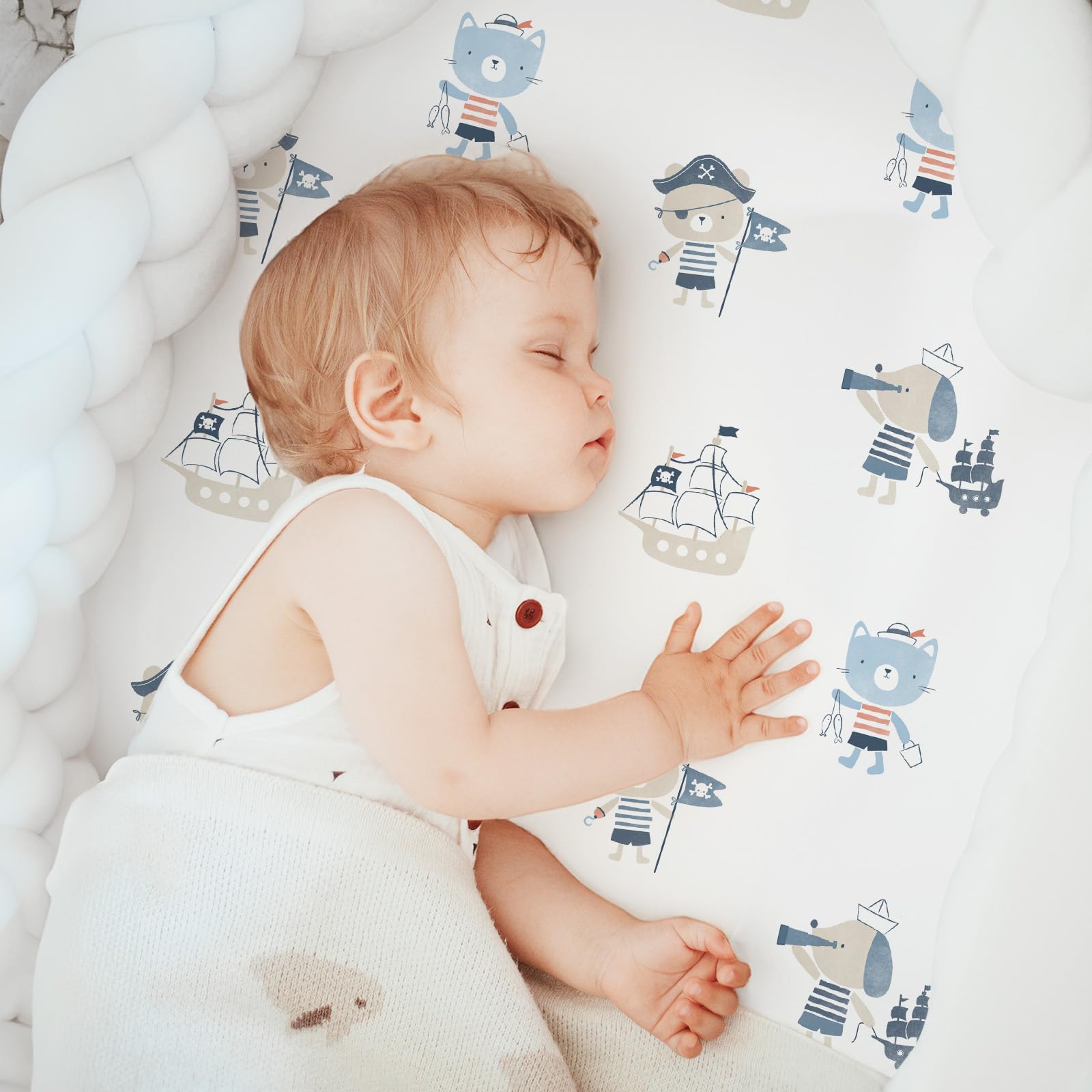 Civarua Kids elastic-band close-up depicts secure fit on a bassinet.