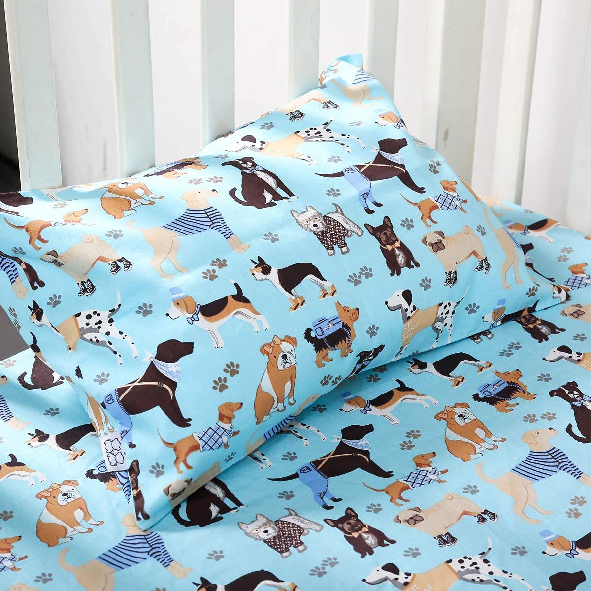 Cloele envelope-closure pillowcase blue-dog shows safe, easy pillow insertion