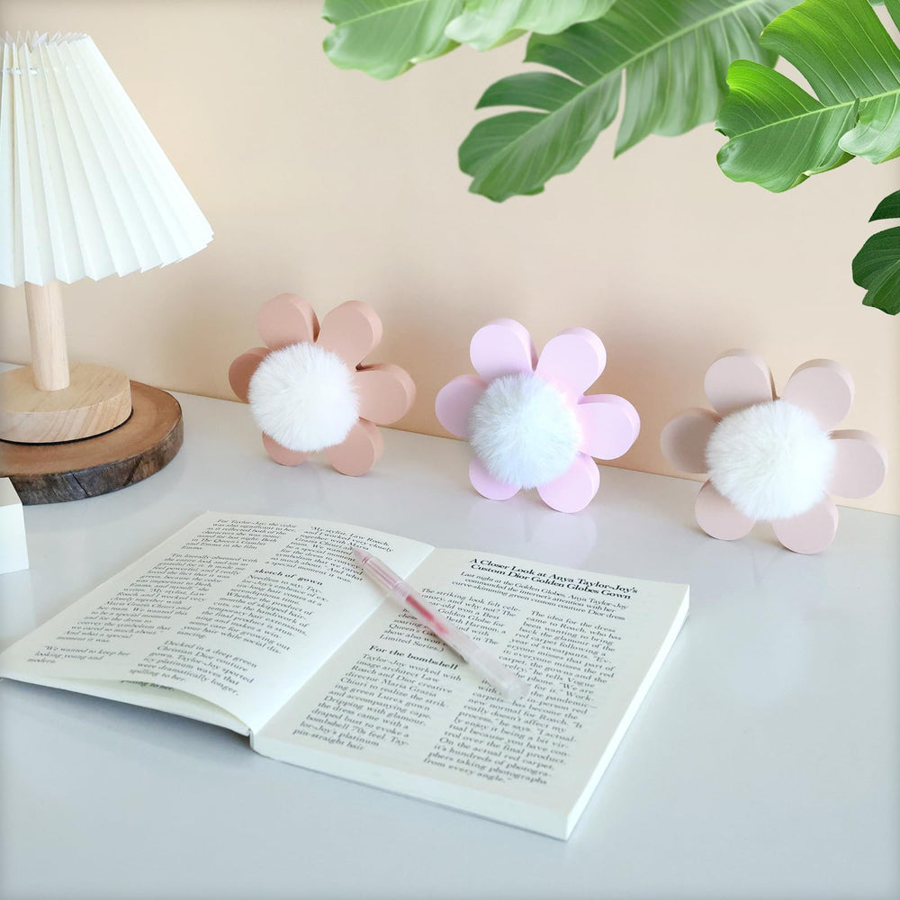 Cobzier gift-ready daisy decor makes a charming baby shower gift.