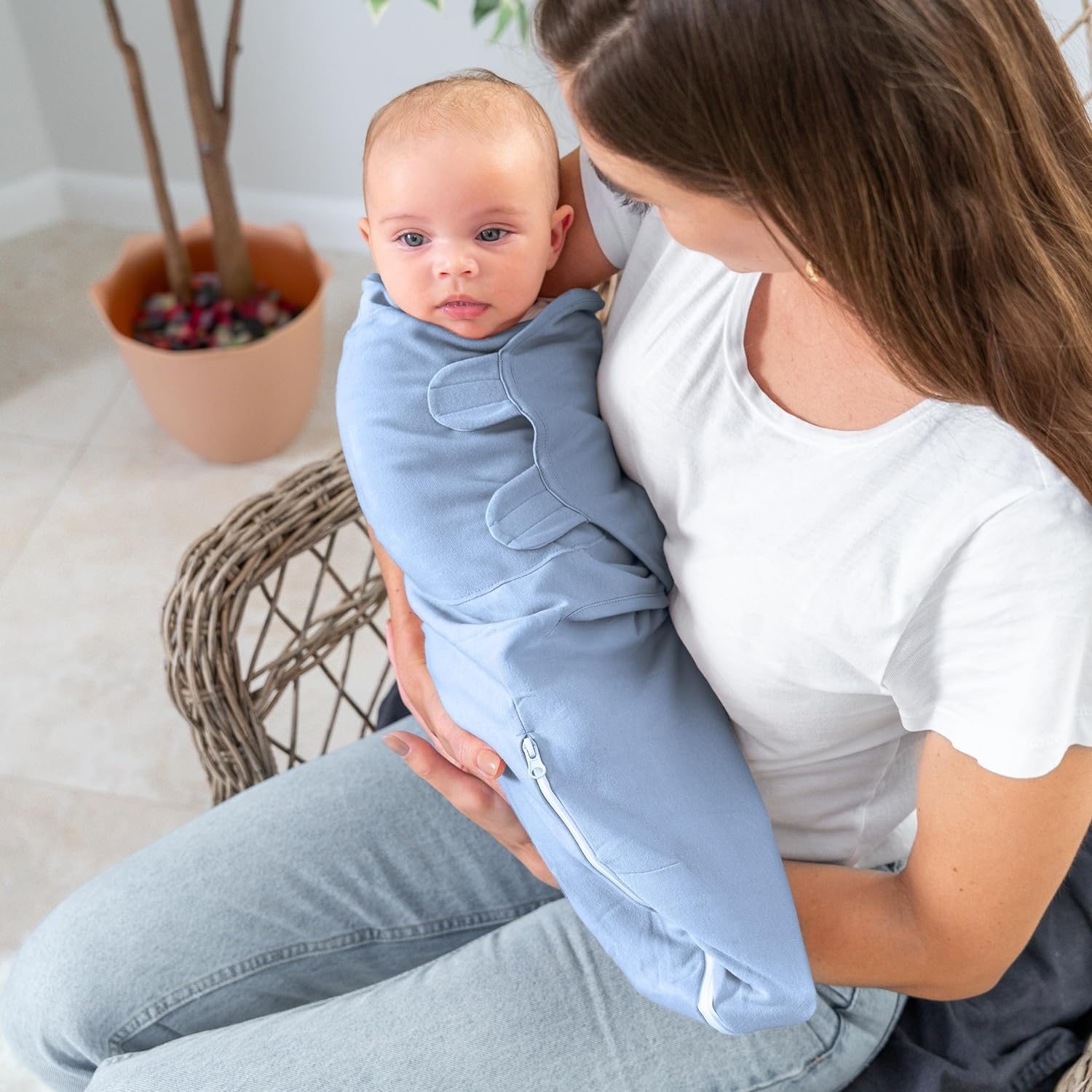 Comfy Cubs Easy Swaddle Zip Closure closeup emphasizes effortless one-zip swaddling and snug fit.