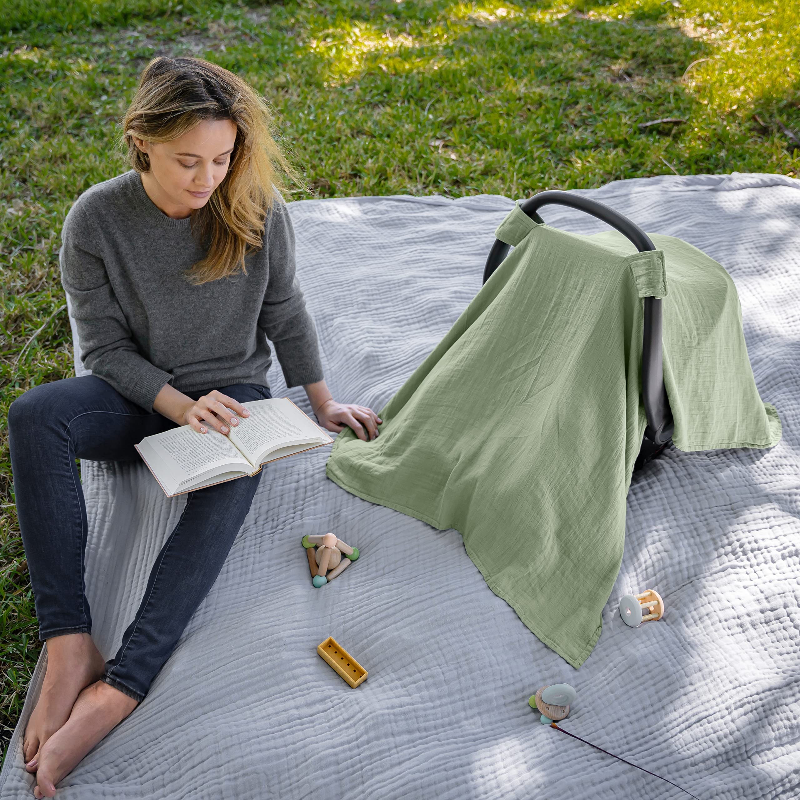 Comfy Cubs secure snap closure keeps the canopy in place during errands.