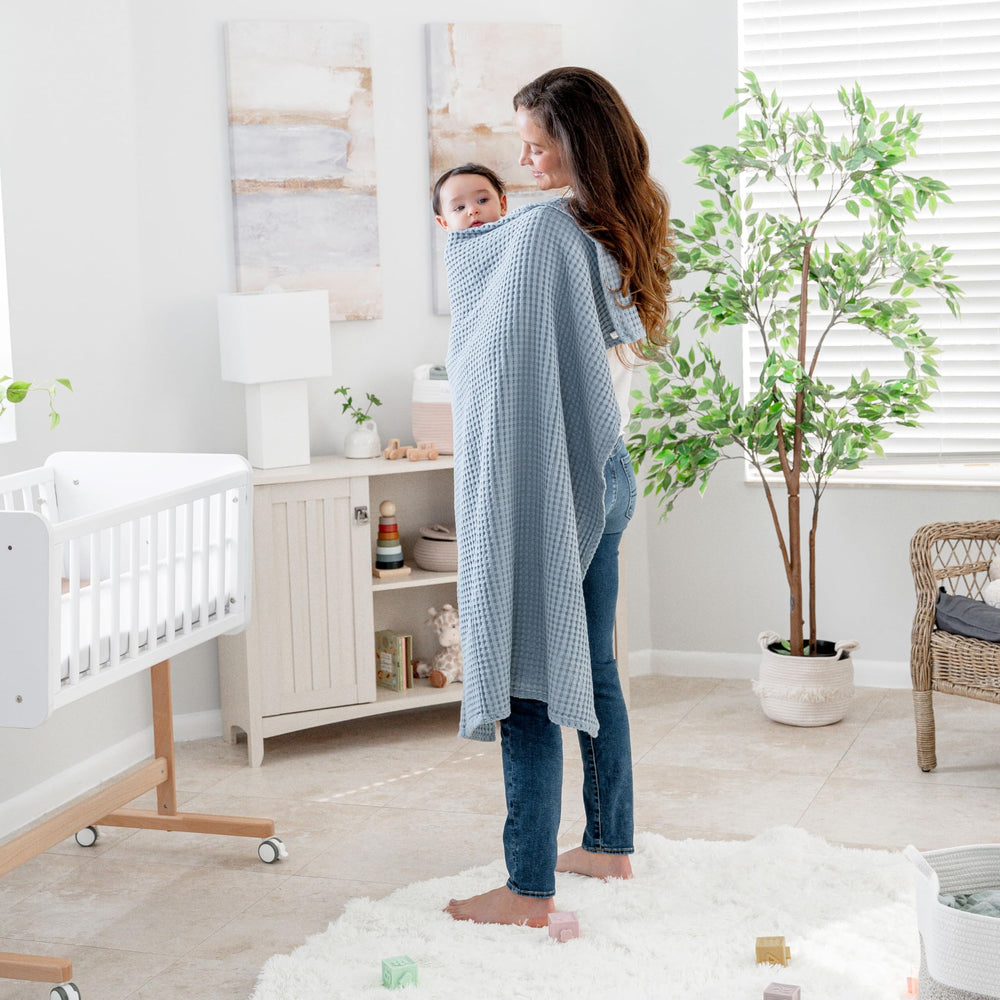 Comfy Cubs blanket ready for stroller use provides lightweight coverage on outdoor errands.
