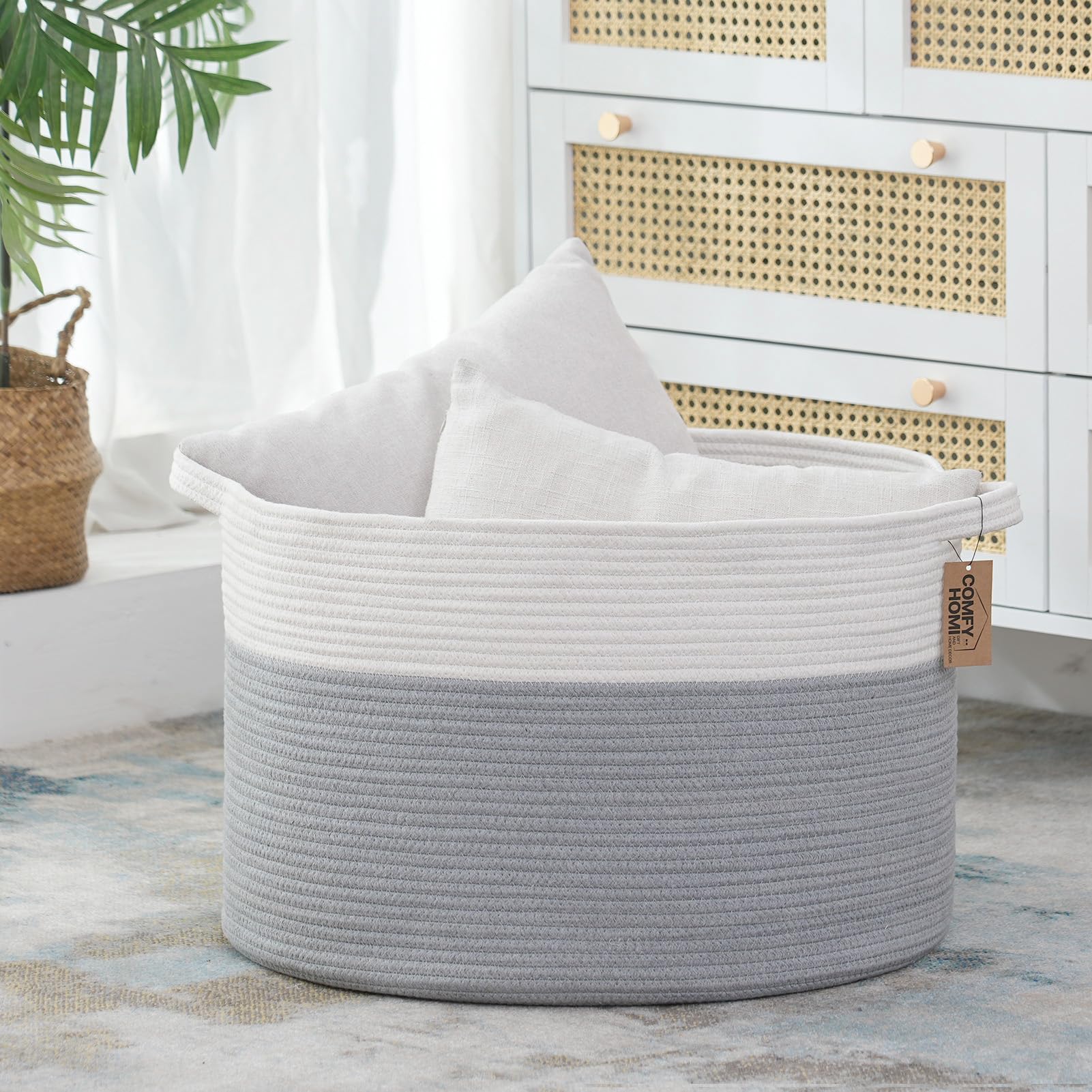 COMFY-HOMI XXXL basket storing blankets and towels neatly.